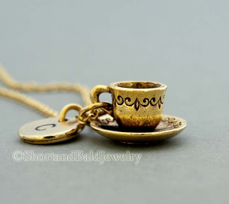 Tazza da tè e piattino Collana, collana tazza da tè, tazza da caffè, oro antico, collana iniziale, iniziale timbrata a mano, personalizzata, monogramma immagine 1