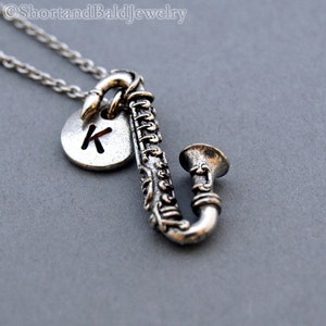 Collar de saxofón, dije de saxofón, collar de instrumento, collar con inicial, inicial estampada a mano, personalizado, plata antigua, monograma
