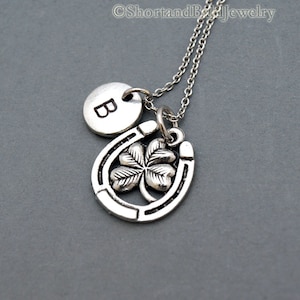 Collana a ferro di cavallo con trifoglio, collana portafortuna, collana iniziale, stampata a mano, personalizzata, argento antico, monogramma