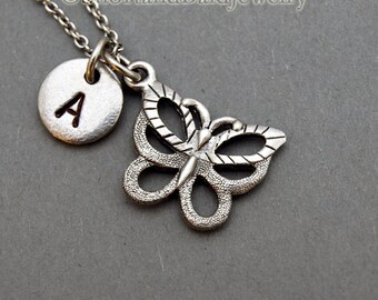 Schmetterlingskette, Schmetterlingsanhänger, Silberner Schmetterling, Kette mit Initialen, handgestempelte Initialen, personalisiert, Antiksilber, Monogramm