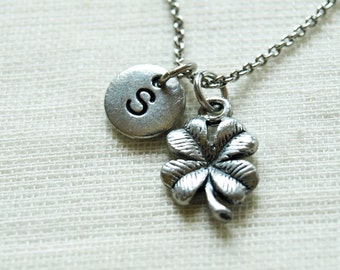 Collana Four Leaf Clover, portafortuna, 4 foglie, Shamrock, collana iniziale, stampata a mano, personalizzata, argento antico, monogramma