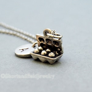 Eierdoosketting, eierbedel, eierdoosjes, initialenketting, initialen met de hand gestempeld, gepersonaliseerd, antiek zilver, monogram