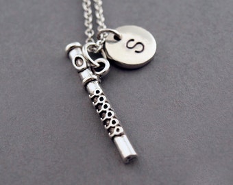 Collar de flauta, flauta de plata, joyería con dije de flauta, flautista, collar con inicial, inicial estampada a mano, personalizado, plata antigua, monograma