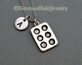 Muffinspannahalsband, muffinspannahalsband, initialhalsband, handstämplat initial, personligt, antikt silver, monogram