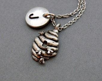 Halsband med bikupa, honungsbi, humla, antiksilver, initialhalsband, handstämplat initial, personligt, monogram