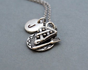 Collar con una rebanada de pastel, collar con pastel, dije de comida, collar con inicial, inicial estampada a mano, personalizado, plata antigua, monograma