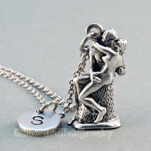 Collar El Beso, collar con escultura de Rodin, amantes, collar con inicial, personalizado, plata antigua, monograma
