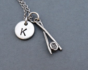 Sushi Stäbchen Halskette, Sushi Rolle und Stäbchen, Initial Halskette, personalisiert, Antik Silber, Monogramm
