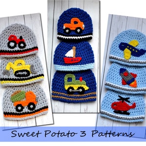 Könnte beinhalten: Drei Sätze gehäkelter Baby-Mützen mit verschiedenen Fahrzeugdesigns. Der erste Satz zeigt einen Traktor, einen Bagger und einen Kipplaster. Der zweite Satz zeigt ein Segelboot, einen LKW und ein Baufahrzeug. Der dritte Satz zeigt ein Flugzeug, eine Rakete und einen Hubschrauber. Die Mützen sind alle in Blautönen, Grau und Gelb.