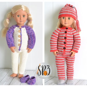 Puede incluir: Dos pijamas de crochet para muñecas, uno en blanco con mangas moradas y el otro con rayas rojas y grises. Ambas muñecas llevan los pijamas y tienen el pelo rubio. La muñeca de la izquierda también lleva zapatillas moradas. La imagen incluye el texto "SP3".