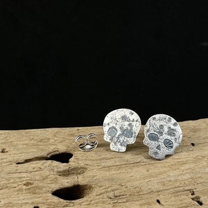 Skull Earrings engraving silver image 1