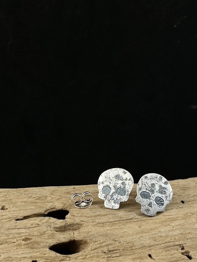 Skull Earrings engraving silver image 1