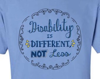 Può includere: Maglietta blu chiaro con una grafica blu navy che dice "Disability is different, not less" in un font decorativo.