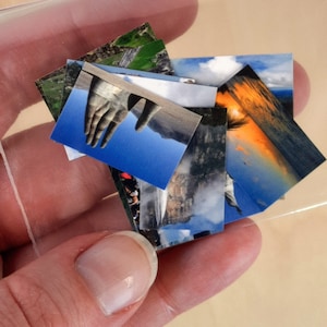 Mini foto di viaggio / Foto di bambole di moda / Set di 12 immagini del mondo in miniatura / Accessori per la casa delle bambole / Mini ufficio e documenti / Scala 1:6