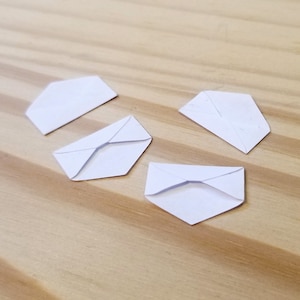 Sobres para casa de muñecas tamaño comercial / Juego de 4 sobres de papel en miniatura / Accesorio para casa de muñecas / Decoración para casa de muñecas / Mini desorden / Escala 1:12