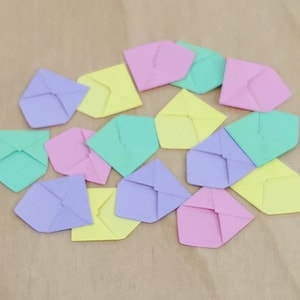 Sobres de colores para casa de muñecas / Juego de 4 sobres de colores en miniatura / Rosa, amarillo, morado, verde / Accesorios de decoración para casa de muñecas / Escala 1:12
