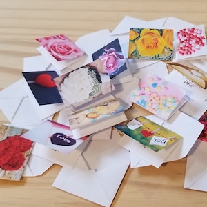 Tarjetas para el Día de la Madre en miniatura para casa de muñecas / Juego de 4 tarjetas para el Día de la Madre en miniatura / Accesorio para casa de muñecas / Decoración para el Día de la Madre en miniatura para casa de muñecas / Escala 1:12