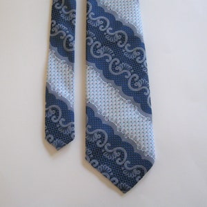WIDE NECKTIE 1970s vintage Puritan Clothing blue ocean-print tie