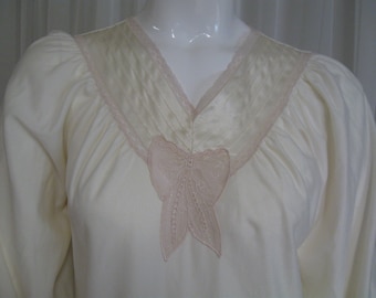 LONG NIGHTGOWN 1970s vintage Vanity Fair off-white sleepwear size extra small