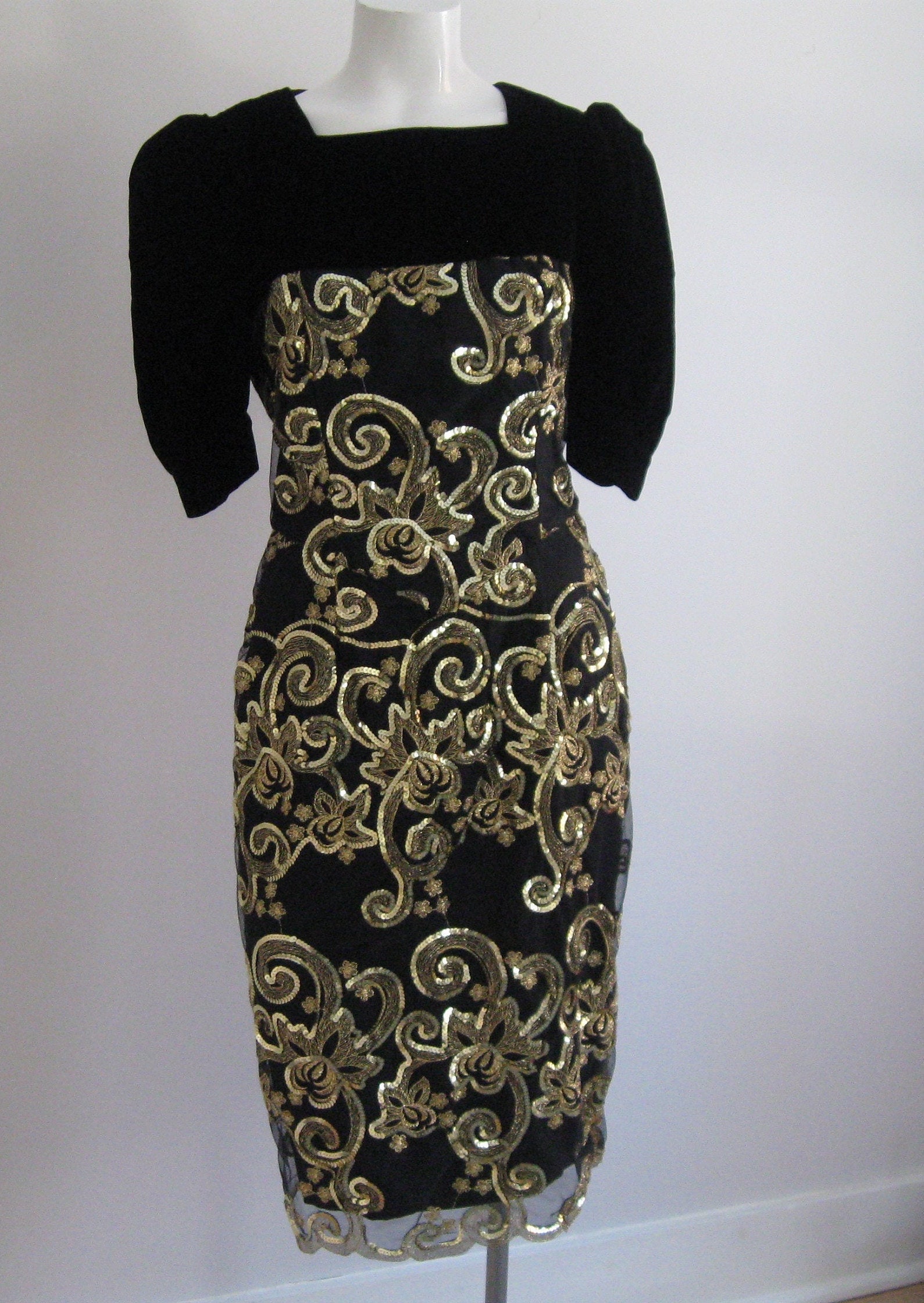 jessica mcclintock black velvet dress Vintage Jessica McClintock Black Velvet Fit And Flare Gown with Plungi –  The Thrifty Hippy main image 1