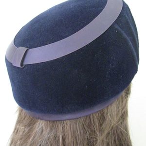 BLUE VELOUR HAT 1940s vintage Corona midnight blue pompadour made in Italy size large