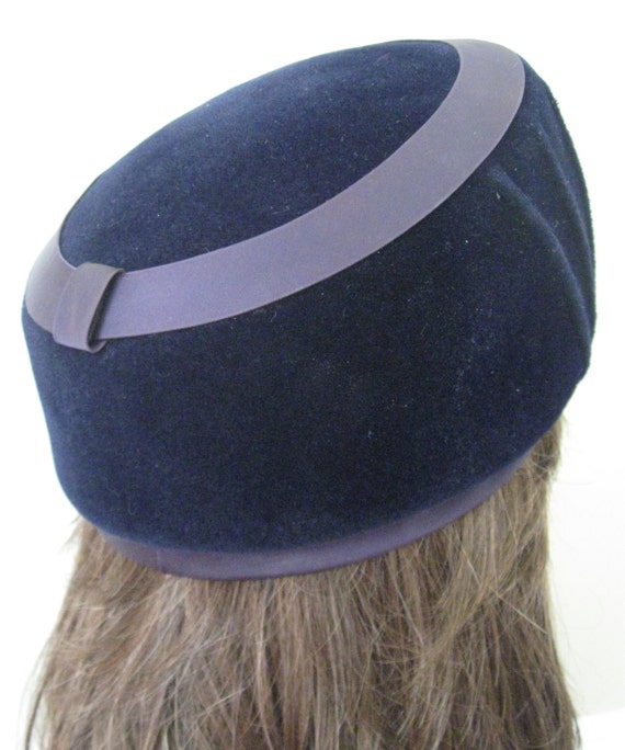 BLUE VELOUR HAT 1940s Vintage Corona Midnight Blue Pompadour  display picture 3