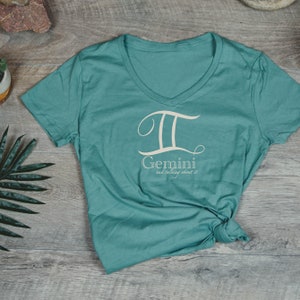 Frauen Zwillinge Sonne Astrologie T-Shirt - Damen / Mädchen Sternzeichen Geburtstag, Geschenk für besonderen Anlass, Individuell, auf Bestellung gefertigt