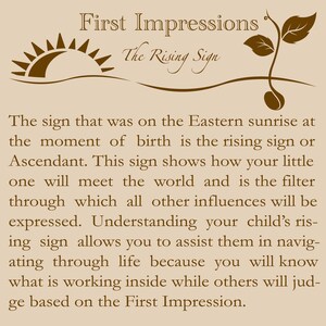 K&ouml;nnte beinhalten: Ein brauner Hintergrund mit einer braunen Sonne und einer braunen Pflanze mit einem Samen. Der Text "First Impressions" und "The Rising Sign" ist in Braun geschrieben. Der Text erkl&auml;rt, dass das Aszendentenzeichen das Zeichen ist, das bei Sonnenaufgang im Osten zum Zeitpunkt der Geburt stand. Er erkl&auml;rt auch, dass das Aszendentenzeichen zeigt, wie eine Person die Welt kennenlernt und der Filter ist, durch den alle anderen Einfl&uuml;sse gefiltert werden.