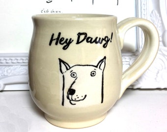 Le mug avec dessin de chiens, deux différents chiens, tourné à la main en céramique. Avec inscription Dirty dog