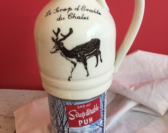 Pichet à sirop d'érable avec chevreuil et Inscription "Le Pichet à Sirop du Chalet"