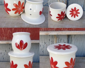 Le Beurrier Breton blanc avec motifs de fleurs rouges peintes à la main