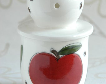 Le Beurrier Breton, avec motifs pommes peints à la main, fait de procelaine tournée à la main