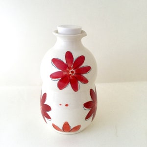 Kanne für Ahornsirup mit einem roten Blumenmuster. Französische Aufschrift „Le Pichet à Sirop“. Handgemacht aus Porzellan. handgefertigte Keramik