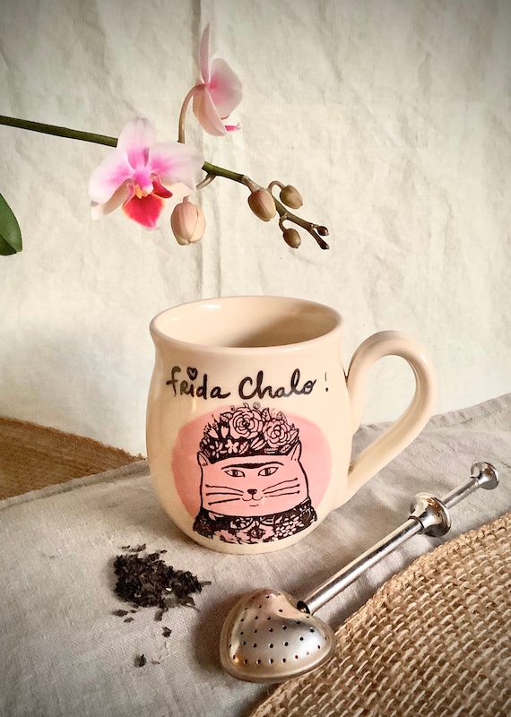 Mug Frida Kahlo avec une illustration de chat. En céramique. disponible tasse pour droitier ou gaucher.