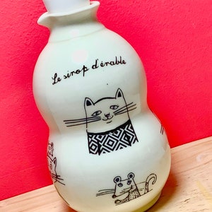 Krug für Ahornsirup mit Kätzchen Französische Aufschrift „Le Sirop d’érable“. Handgemacht aus Porzellan. Druck mit Siebdruck