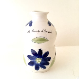 Krug für Ahornsirup mit einem blauen Blumenmuster. Französische Aufschrift „Le Pichet à Sirop“. Handgemachte Keramik. handbemalte Keramik