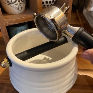 Boîte pour marc de café en céramique, blanca con textura en espiral