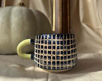 Le Mug à café avec motifs de pommes tourné et peint à la main