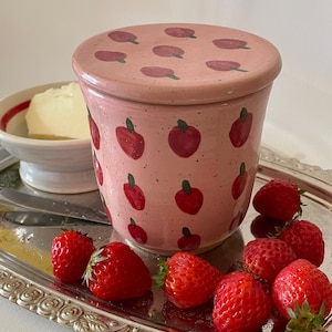 Le Beurrier Breton, avec design de fraises peintes à la main