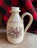 Pichet à sirop d'érable en grès avec une inscription en français ou en anglais, avec illustration originale de Léa Weilbrenner