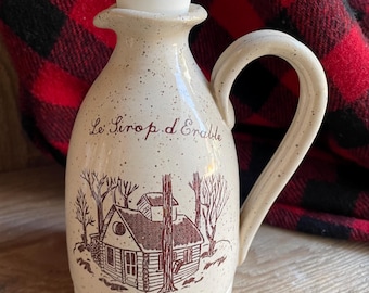 Pichet à sirop d'érable en grès avec une inscription en français ou en anglais, avec illustration originale de Léa Weilbrenner