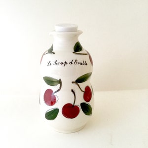Kanne für Ahornsirup mit Kirschenmuster. Französische Aufschrift „Le Pichet à Sirop“. Handgemacht aus Porzellan. handgefertigte Keramik