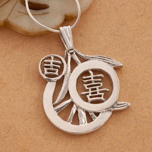 Srebrny amulet na szczęście. Ręcznie cięta koreańska moneta na szczęście, koreańska biżuteria monetarna, biżuteria na szczęście, 1 1/8" średnicy, (#K 540S)