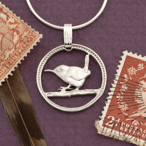 Colgante de reyezuelo, joyería con monedas de Gran Bretaña, colgante de pájaro, joyería británica con forma de farthing, joyería étnica (#K 127S)