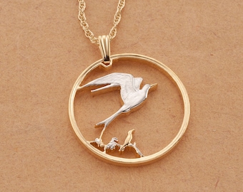 Colgante de pájaro tropical tallado a mano: joyería con moneda bañada en oro de 14 k