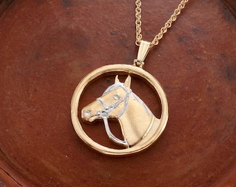 Colgante de caballo, medallón de caballo de menta privada cortado a mano, 1" de diámetro, ( #R 693 )