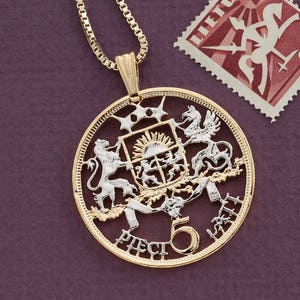 Joias com pingente e colar da Letônia, moeda letã de cinco Latai cortada à mão, ouro 14 quilates e banhado a ródio, 1 1/2 &quot;de diâmetro, (#X 443)