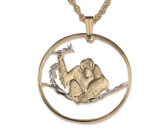 Colgante de moneda de orangután tallado a mano: collar chapado en oro de 14 quilates y rodio