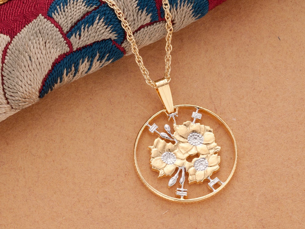 日本の桜ペンダント、日本の100円硬貨ハンドカット、直径7/8インチ