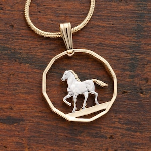 Prancing Pferd Anhänger und Halskette, Uruguay 10 Cents Münze Hand geschnitten, 14 Karat Gold und Rhodiniert, 3/4&quot; im Durchmesser, (#K 300 )